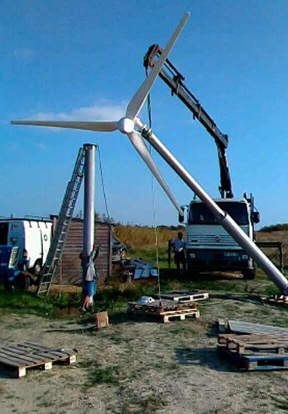 法國一家農(nóng)場安裝的風(fēng)力發(fā)電機(jī)